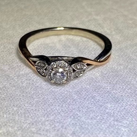 Engagement ring - Picture 2 of 2